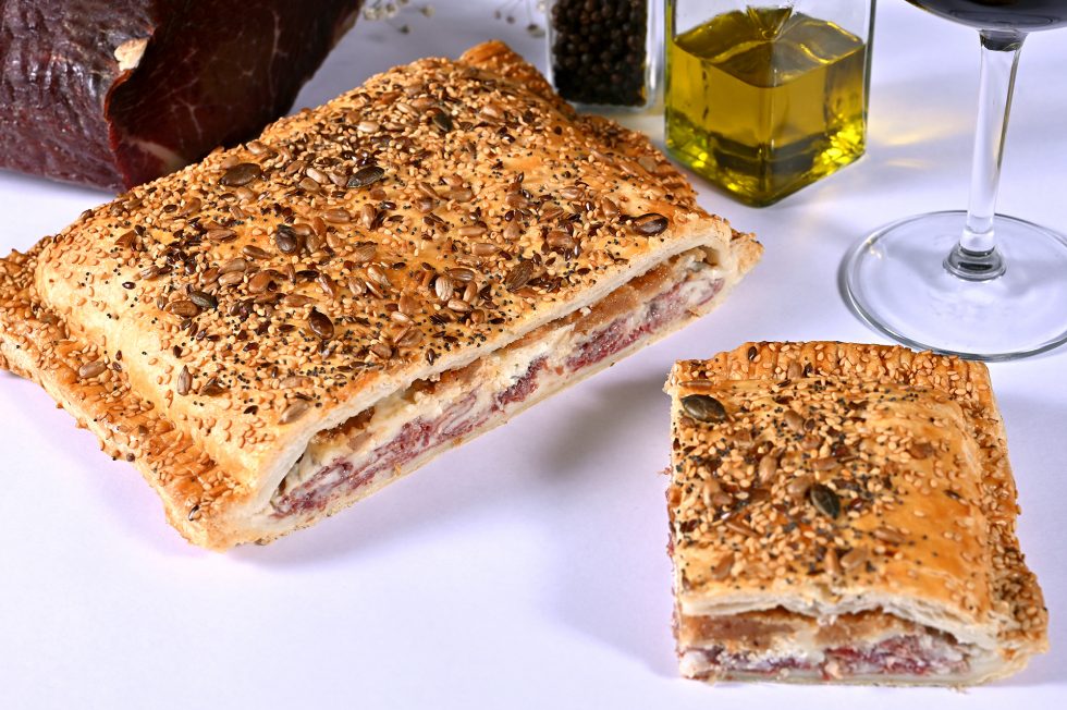 Empanada de cecina membrillo y queso de cabra